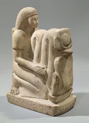 Statue von Setau, die die Kobragöttin Nekhbet präsentiert